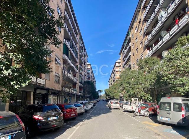 locale commerciale in vendita a Roma in zona Tuscolano