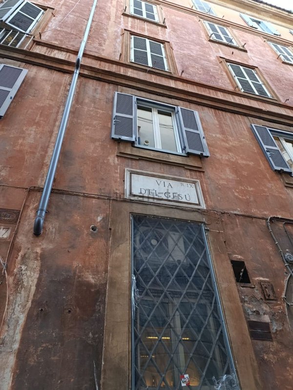 locale commerciale in vendita a Roma in zona Pigna - Sant'Angelo