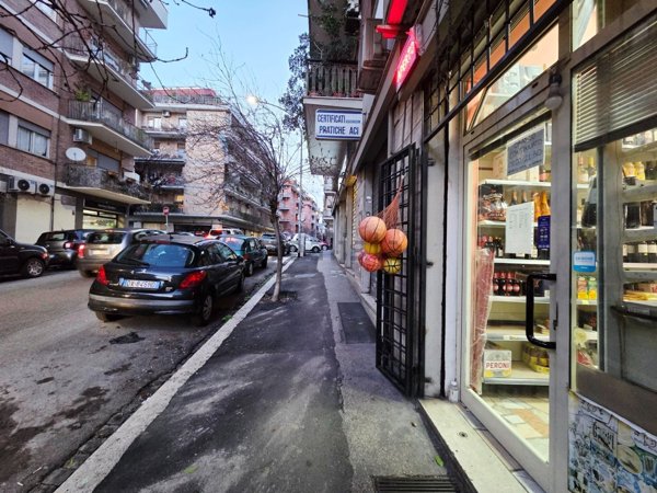 negozio in vendita a Roma in zona Appio Latino