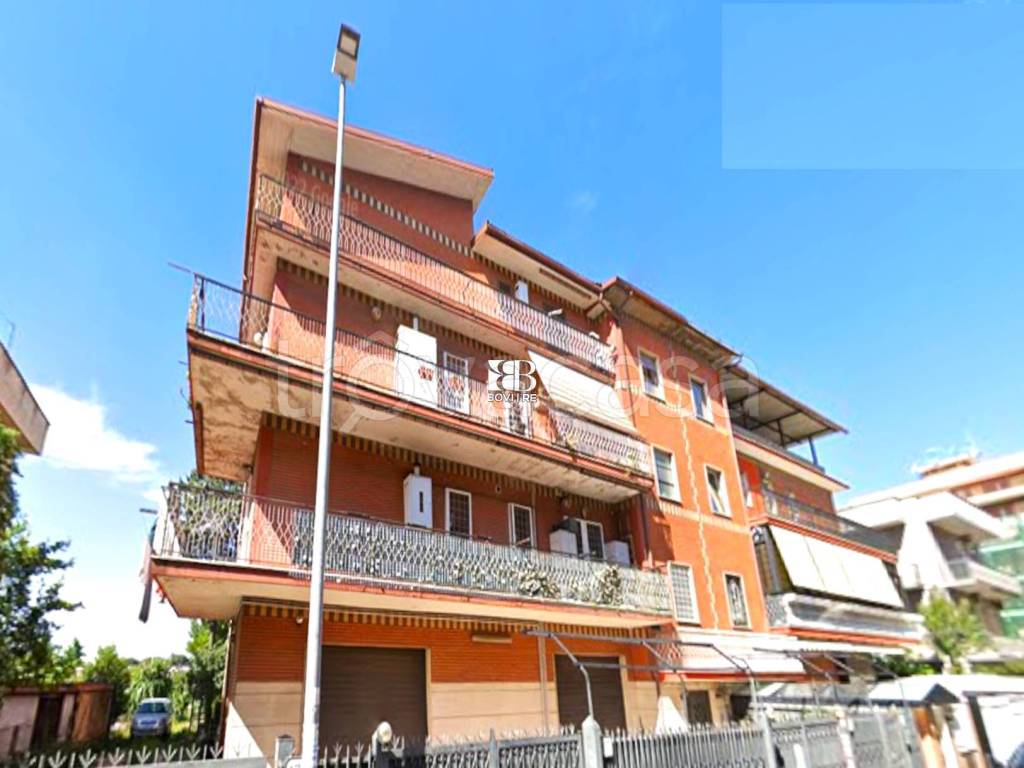 appartamento in vendita a Roma in zona Torre Angela