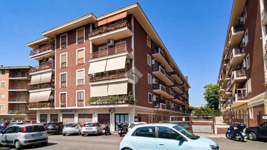 appartamento in vendita a Roma in zona Tuscolano