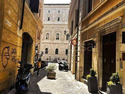 negozio in vendita a Roma in zona Parione/Sant'Eustachio