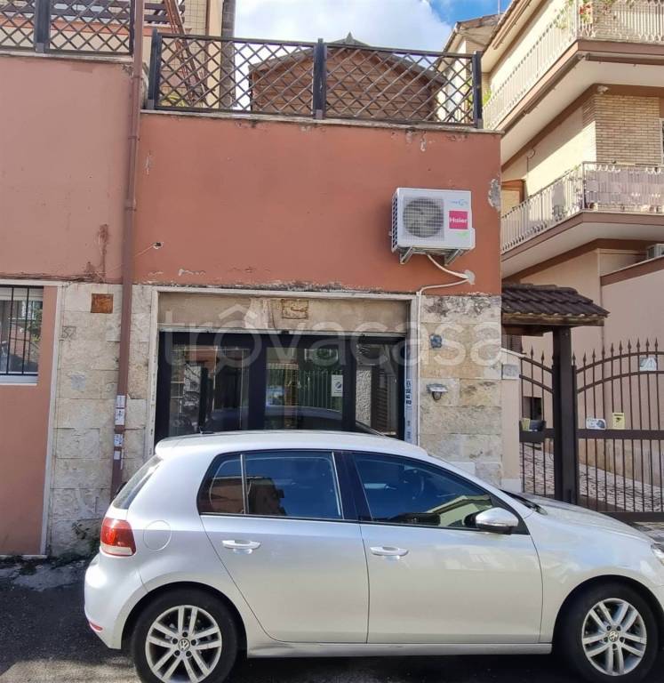 locale commerciale in vendita a Roma in zona San Basilio