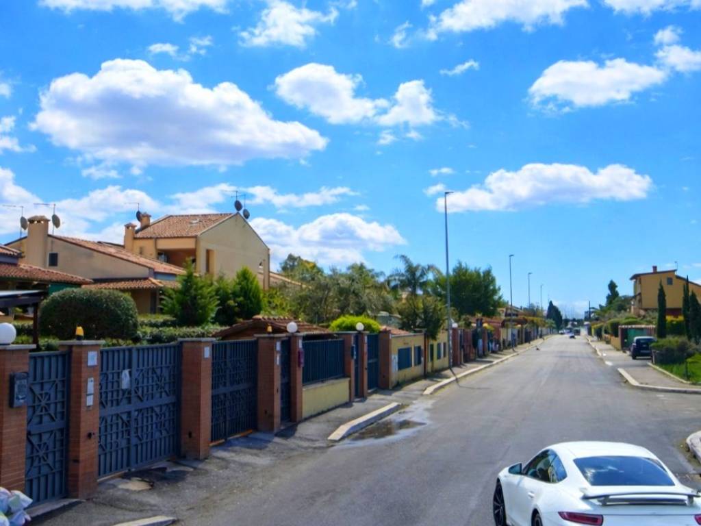 appartamento in vendita a Roma in zona Infernetto