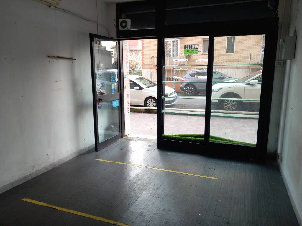 negozio in vendita a Roma in zona Torrevecchia