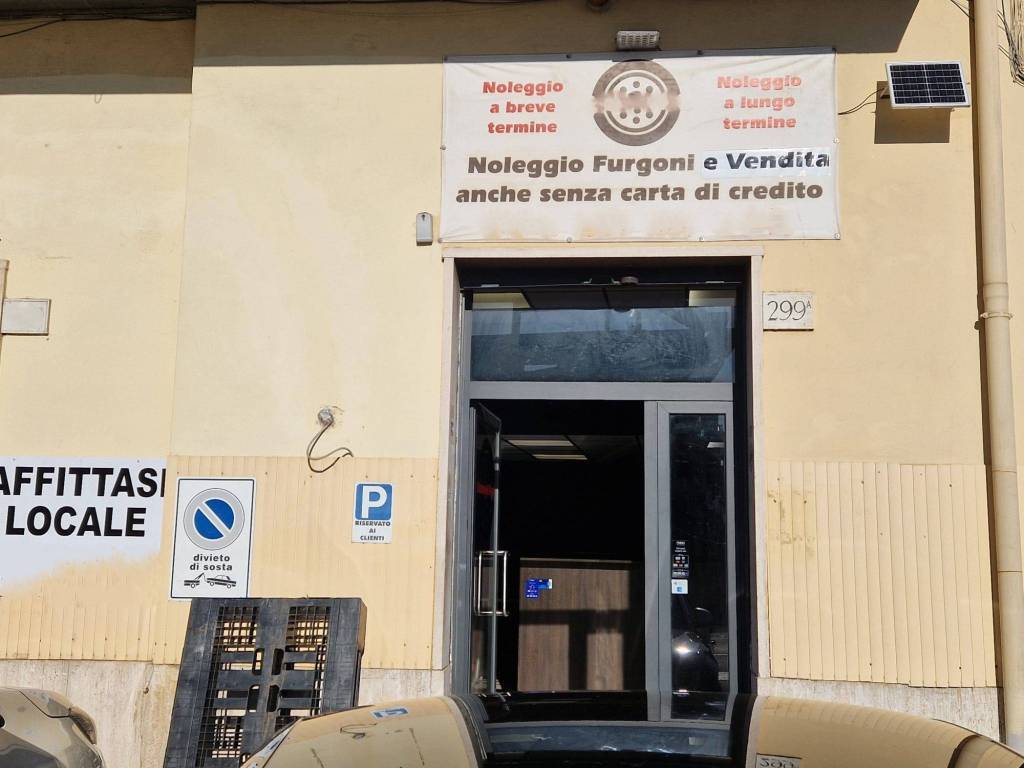 negozio in vendita a Roma in zona Torre Maura