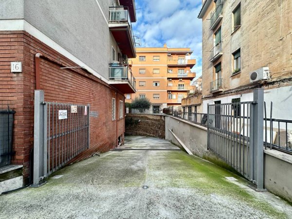 negozio in vendita a Roma in zona Appio Claudio
