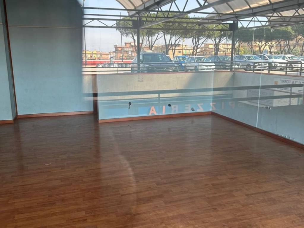 negozio in vendita a Roma in zona Tor Bella Monaca