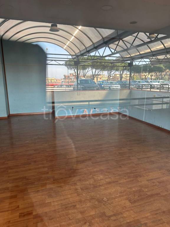 negozio in vendita a Roma in zona Torre Angela