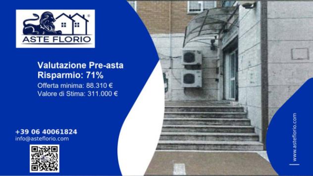 negozio in vendita a Roma in zona San Basilio