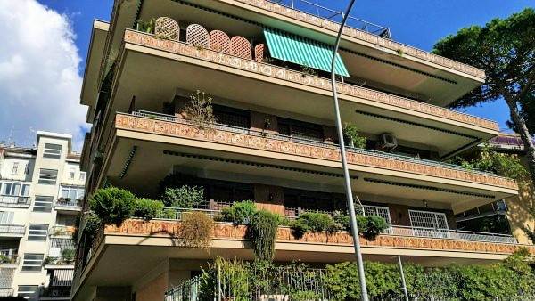 appartamento in vendita a Roma in zona Tomba di Nerone