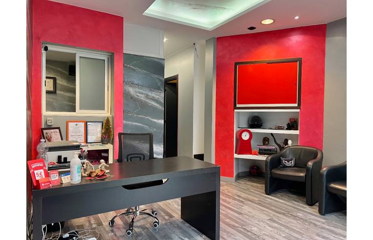 negozio in vendita a Roma in zona Appio Claudio