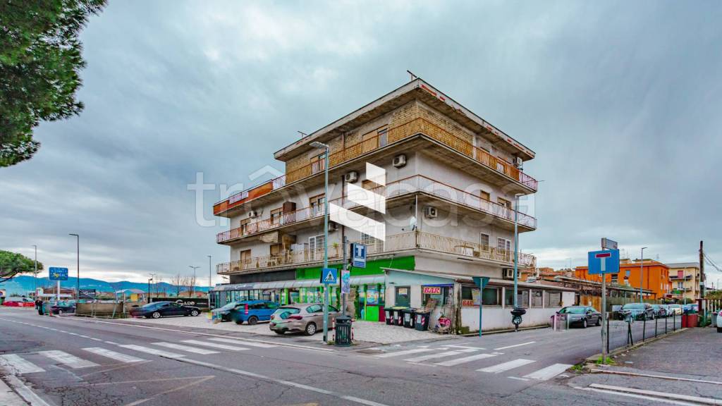 appartamento in vendita a Roma in zona Lunghezza