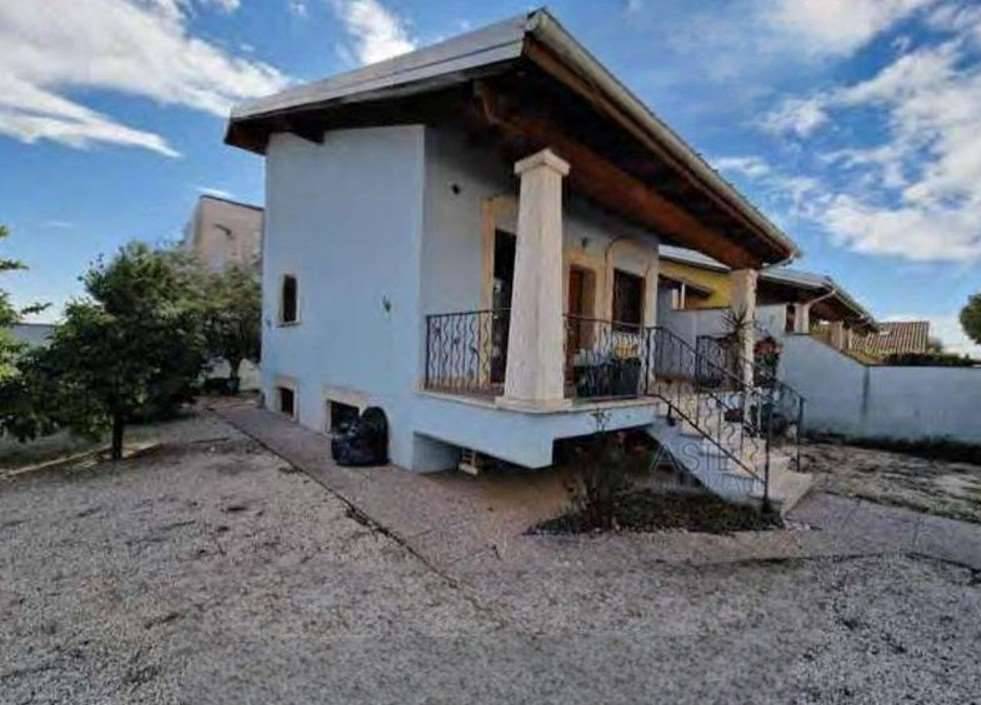 casa indipendente in vendita a Roma in zona Infernetto