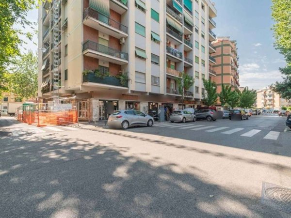 negozio in vendita a Roma in zona Cinecittà