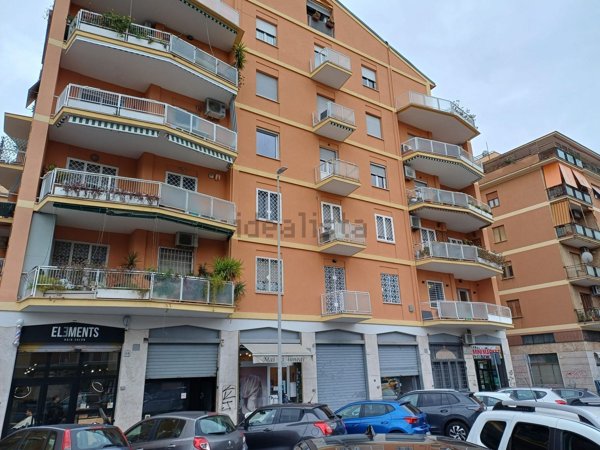 locale commerciale in vendita a Roma in zona Monte Sacro/Talenti