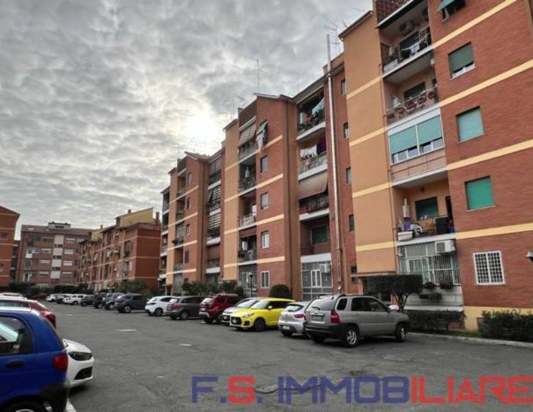 appartamento in vendita a Roma in zona Torre Spaccata