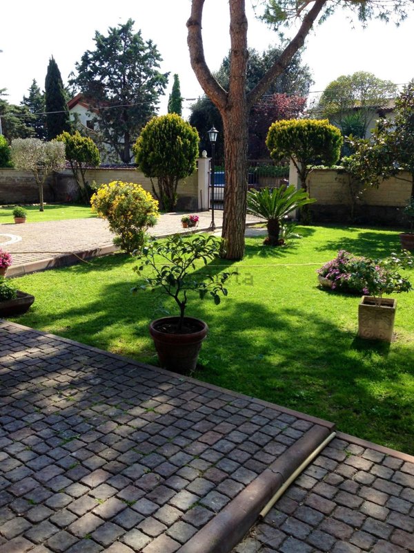 casa indipendente in vendita a Roma in zona Ostia Antica
