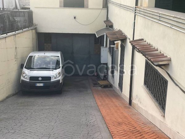 locale commerciale in vendita a Roma in zona Torre Angela