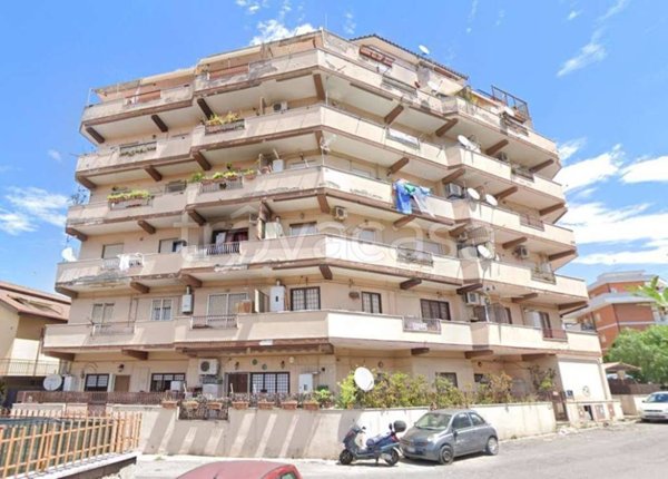 appartamento in vendita a Roma in zona Torre Angela