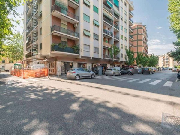 negozio in vendita a Roma in zona Cinecittà