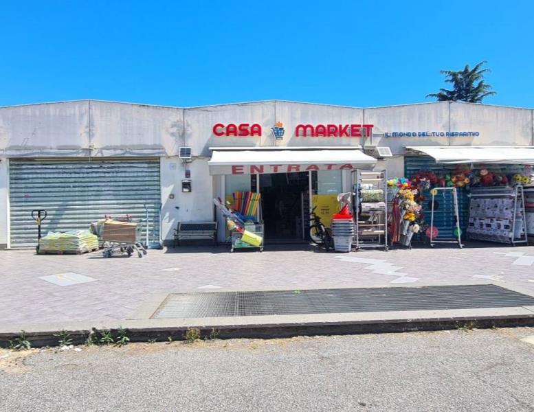 locale commerciale in vendita a Roma in zona Infernetto