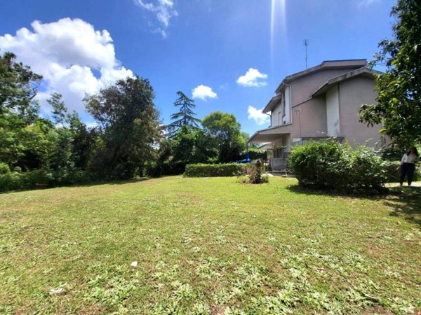 casa indipendente in vendita a Roma in zona Casal Palocco