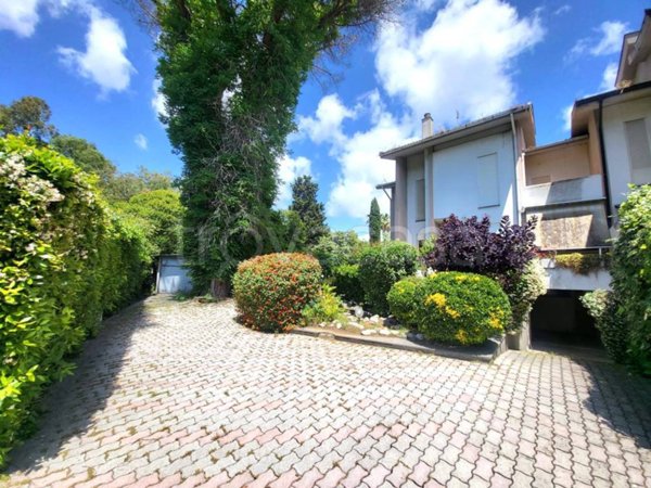 casa indipendente in vendita a Roma in zona Casal Palocco