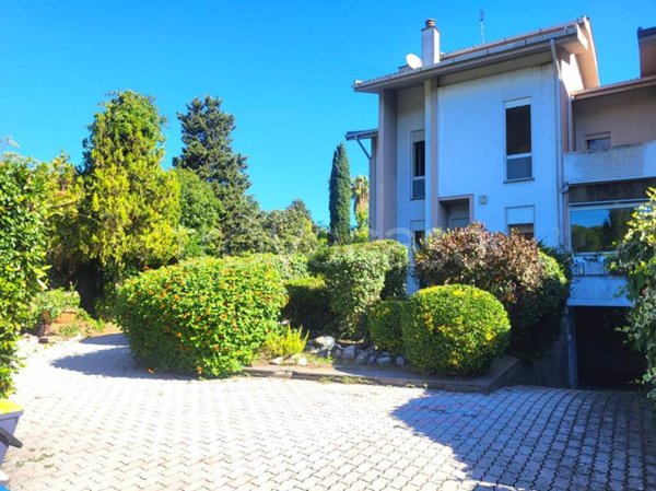 casa indipendente in vendita a Roma in zona Casal Palocco