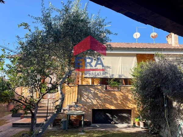 casa indipendente in vendita a Roma in zona Infernetto