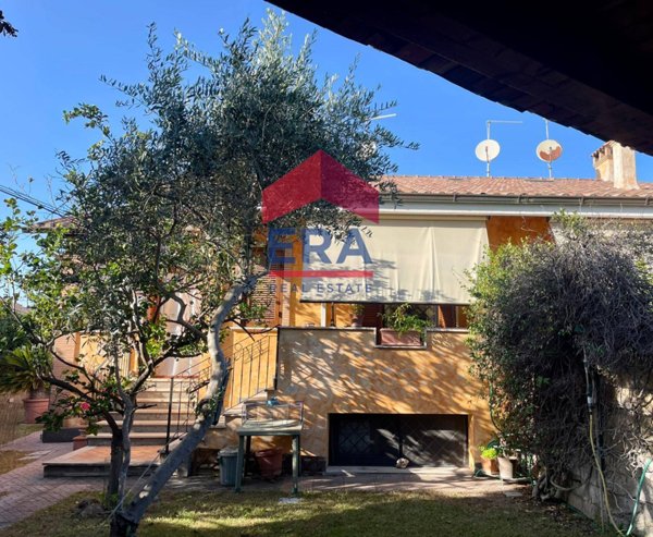 casa indipendente in vendita a Roma in zona Infernetto