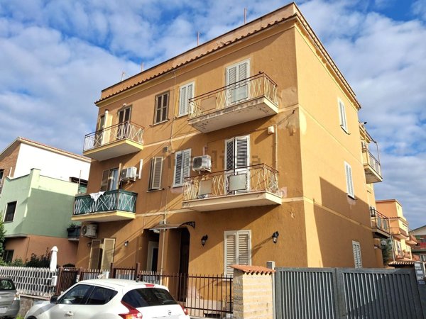 appartamento in vendita a Roma in zona Ostia Antica