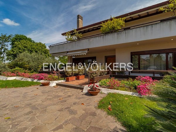 casa indipendente in vendita a Roma in zona Valle Santa