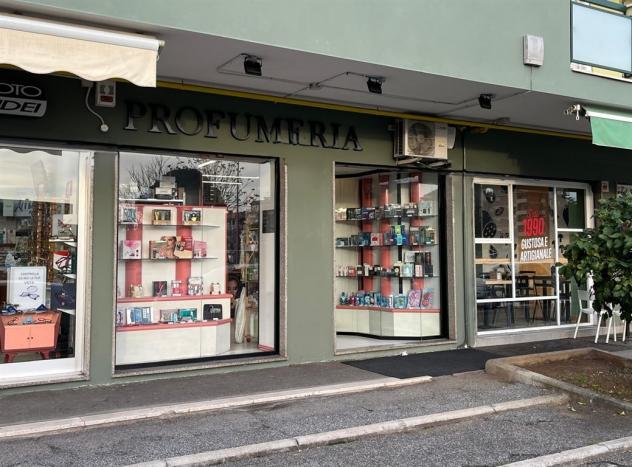 negozio in vendita a Roma in zona San Basilio