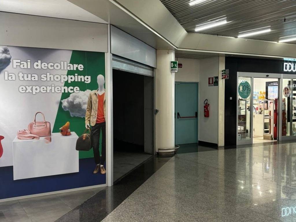 negozio in vendita a Roma in zona Ardeatino