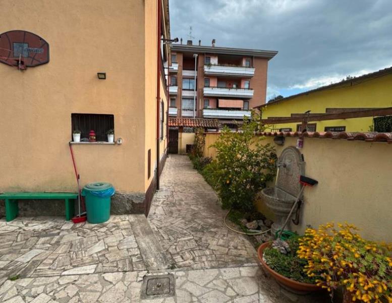 appartamento in vendita a Roma in zona Falcognana