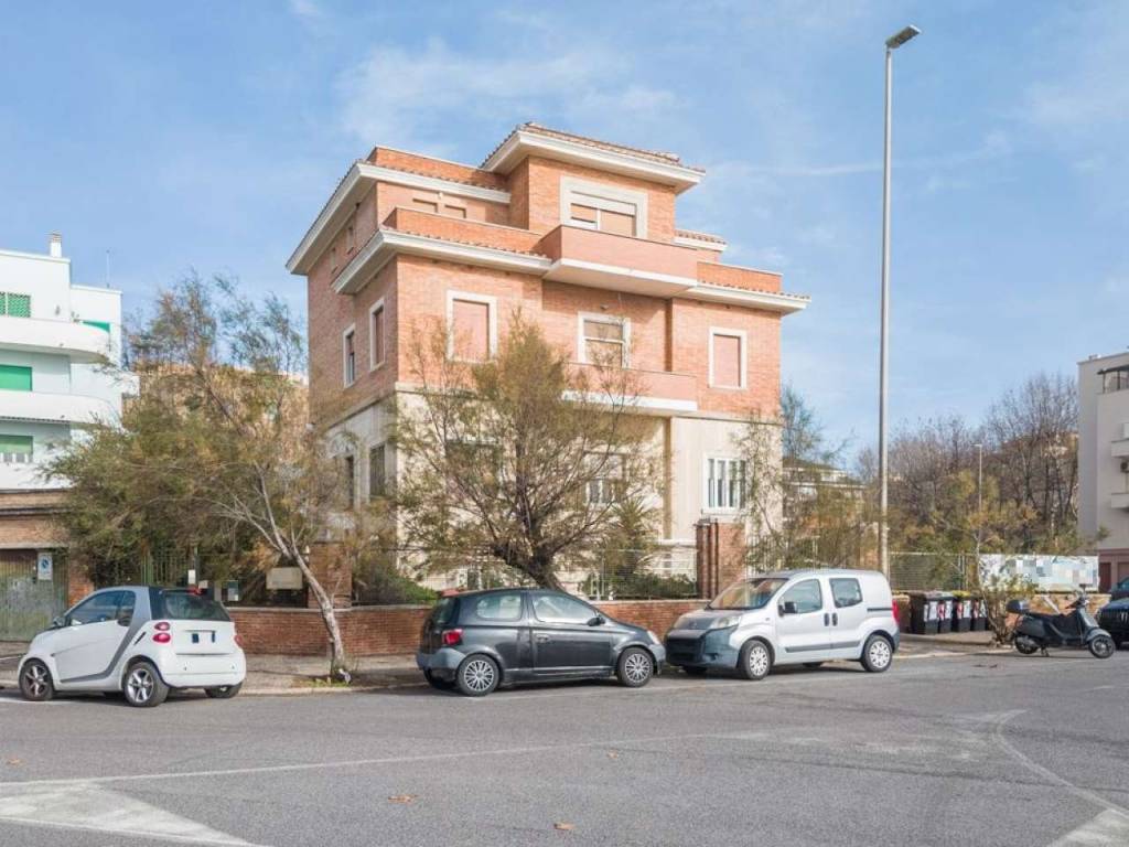 appartamento in vendita a Roma in zona Ostia