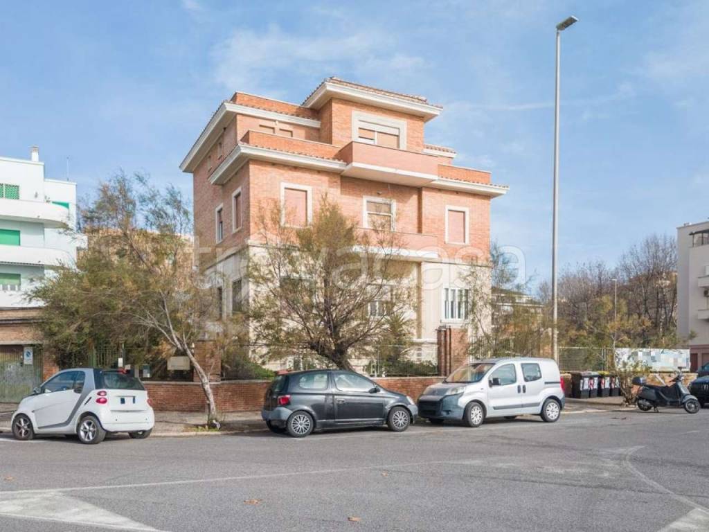appartamento in vendita a Roma in zona Ostia