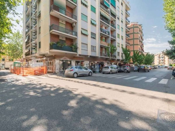 negozio in vendita a Roma in zona Tuscolano