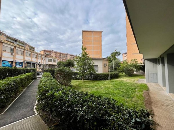 appartamento in vendita a Roma in zona Torre Spaccata