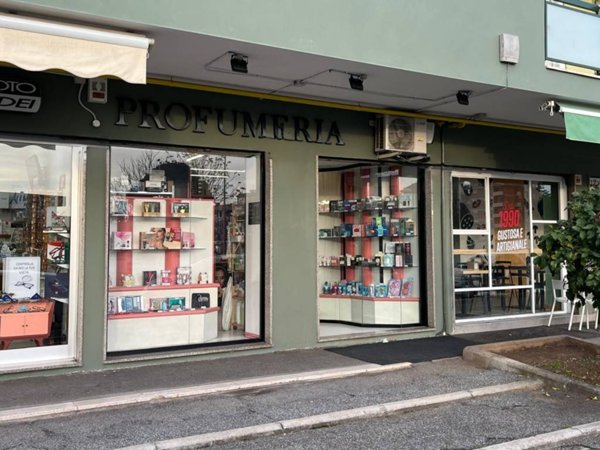 negozio in vendita a Roma in zona Ponte Mammolo