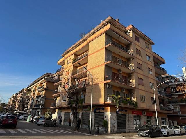 appartamento in vendita a Roma in zona Appio Claudio