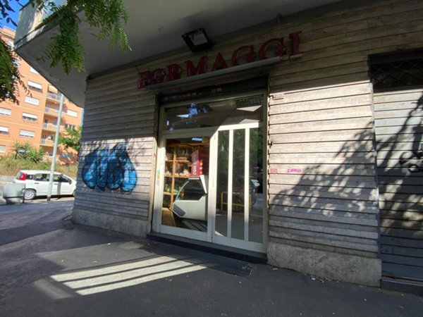 negozio in vendita a Roma in zona Cinecittà