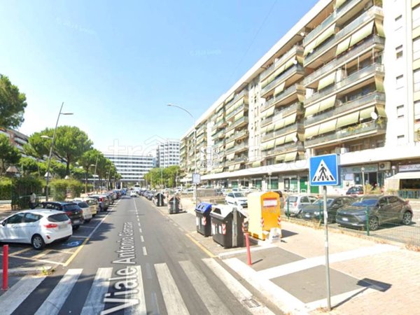 negozio in vendita a Roma in zona Cinecittà