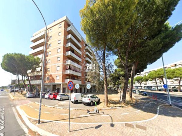 negozio in vendita a Roma in zona Cinecittà