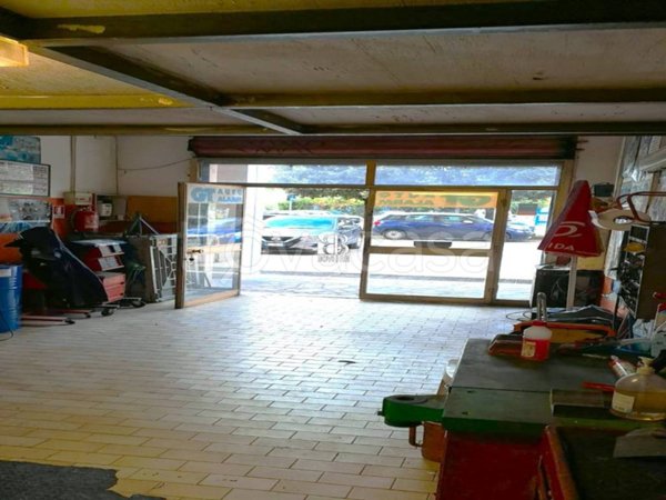 negozio in vendita a Roma in zona Cinecittà