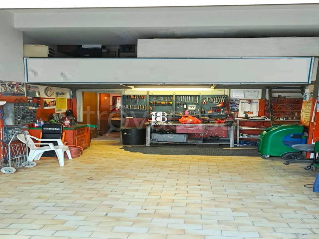 negozio in vendita a Roma in zona Cinecittà