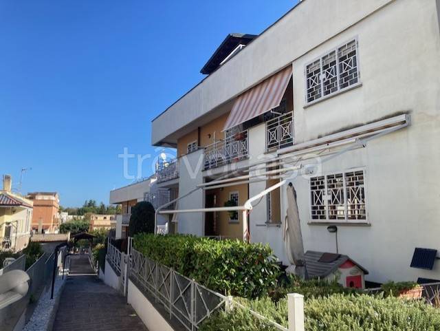 casa indipendente in vendita a Roma in zona Torre Angela