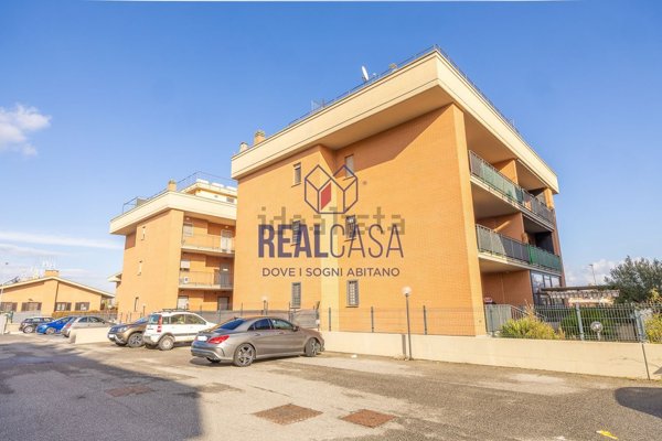 appartamento in vendita a Roma in zona Lunghezza