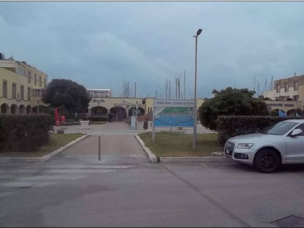 negozio in vendita a Roma in zona Castel Fusano